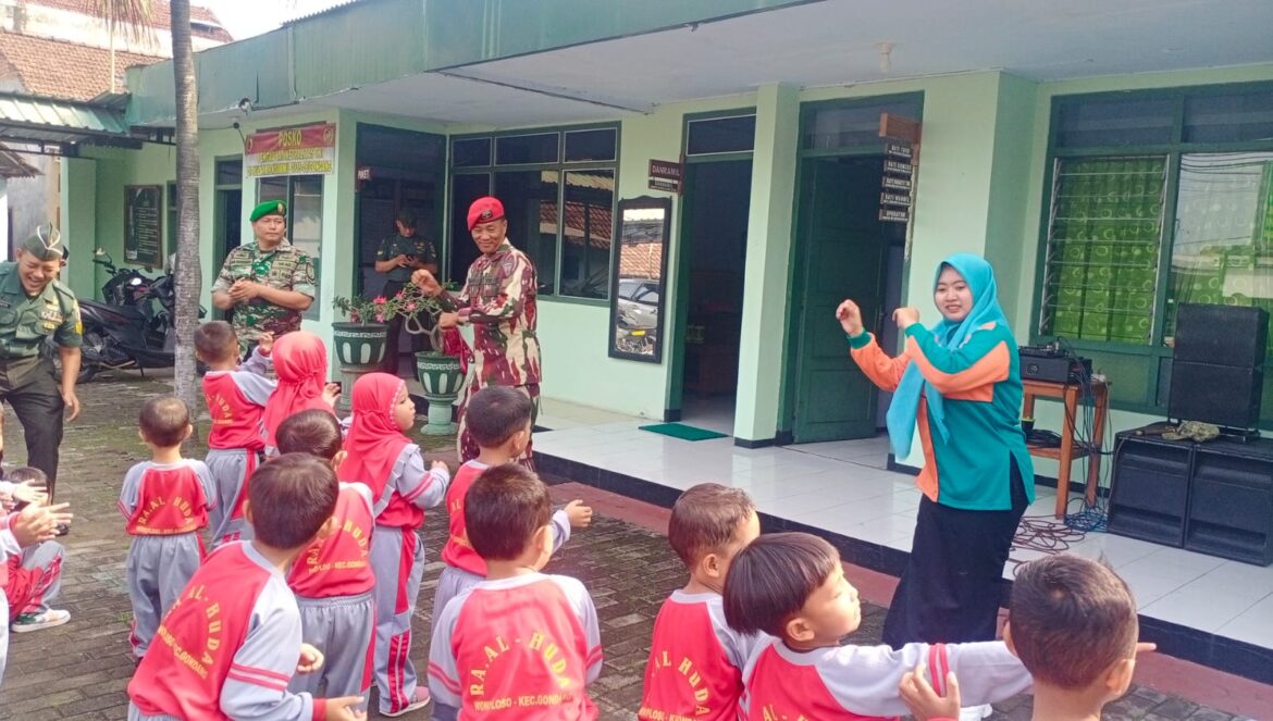 Keceriaan Siswa-siswi RA Al Huda Wonoploso Kunjungi Makoramil 0815/18 Gondang