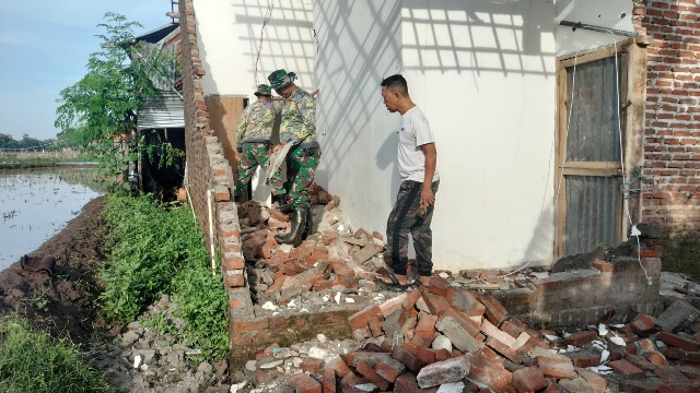 Bersihkan Puing Akibat Puting Beliung, Babinsa Koramil 0815/13 Kutorejo Bantu Warga*