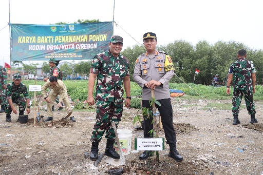 Polres Cirebon Kota Turut Serta Dalam Kegiatan Karya Bhakti Bersih Sampah dan Tanam Pohon Serentak