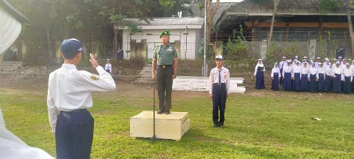 Cegah Kenakalan Remaja, Danramil 0815/14 Dlanggu Bekali Wasbang Ratusan Pelajar