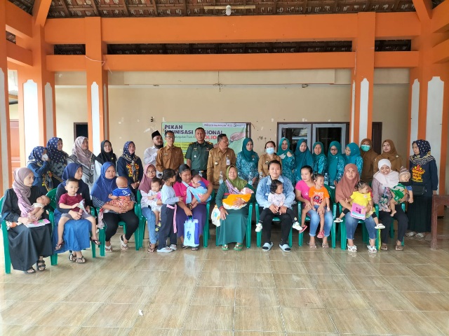 Sinergi Koramil 0815/17 Trawas Bersama UPT PKM Vaksinasi Polio