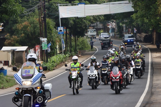 Kapolresta Cirebon dan Kajari Kabupaten Cirebon Gelar Patroli Sinergitas Gunakan Sepeda Motor