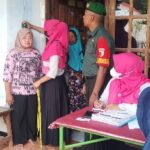 Peduli Warga Binaan, Babinsa Koramil 0815/12 Ngoro Dampingi Nakes Posbindu Lansia