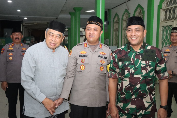 Kapolres Cirebon Kota Bersama Dandim 0614 Laksanakan Sholat Subuh Berjamaah Bersama Masyarakat Harjamukti