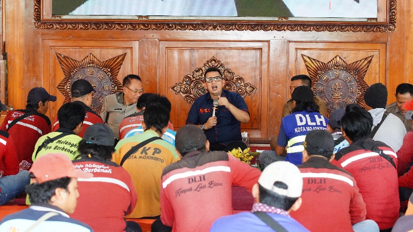 Santap Siang Bersama Pasukan Gerak Cepat, Pj Ali Kuncoro: “Panjenengan adalah Pahlawan Kebersihan Kota Mojokerto