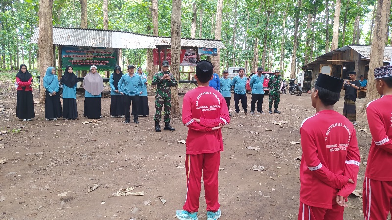 Danramil 0815/02 Trowulan Bina Wasbang  Siswa MA Miftahul Hikmah