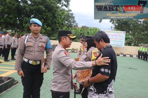 Kapolres Sukabumi Memberikan Penghargaan Kepada Bhabinkamtibmas dan Masyarakat Atas Upaya Penanganan Bencana