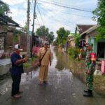 Babinsa Koramil 0815/09 Mojosari Pantau Wilayah Binaan Paska Hujan Deras