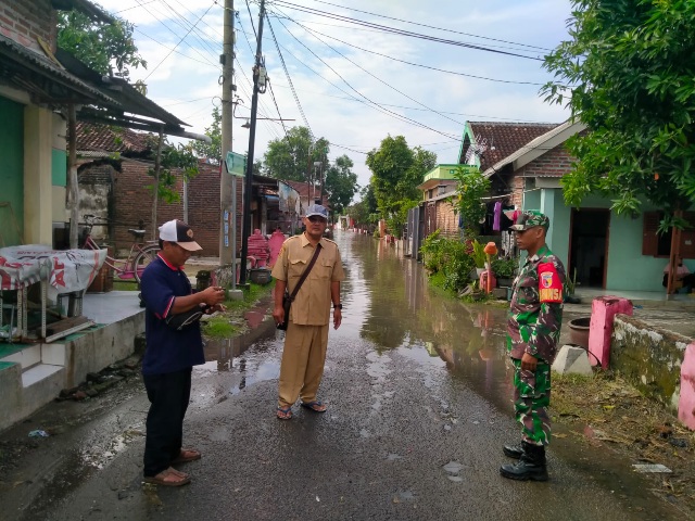 Babinsa Koramil 0815/09 Mojosari Pantau Wilayah Binaan Paska Hujan Deras