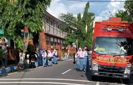 Tingkatkan Partisipasi Pemilih Gen-Z, Mobil Videotron Pemkot “Ledang” ke Sekolah-sekolah