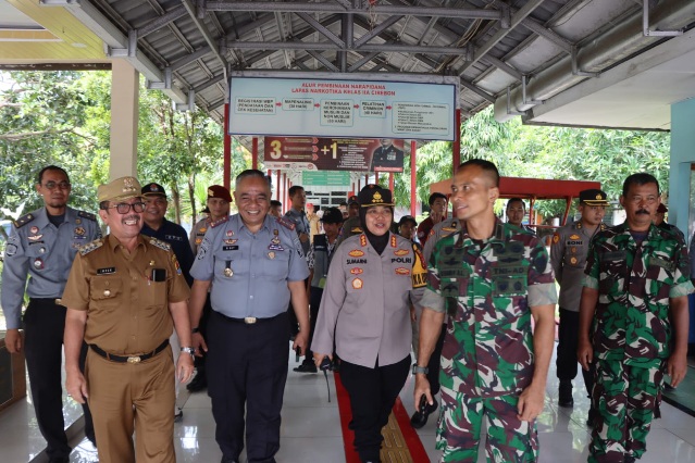 Kapolresta Cirebon Bersama Jajaran Forkopimda, Ketua KPU dan Bawaslu Kabupaten Cirebon Mengecek TPS Kategori Sangat Rawan