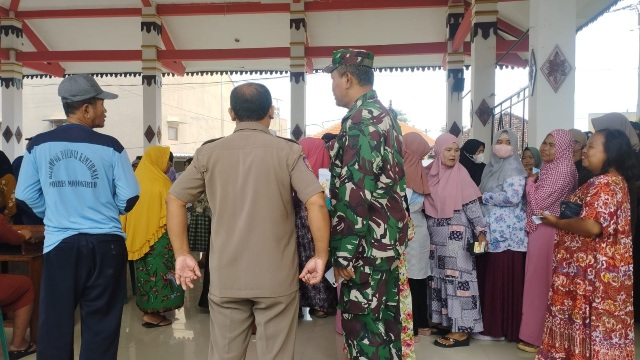 Jaga Stabilitas Pangan, Danramil 0815/Gondang Bareng Forkopimcam Pantau Langsung Operasi Pasar