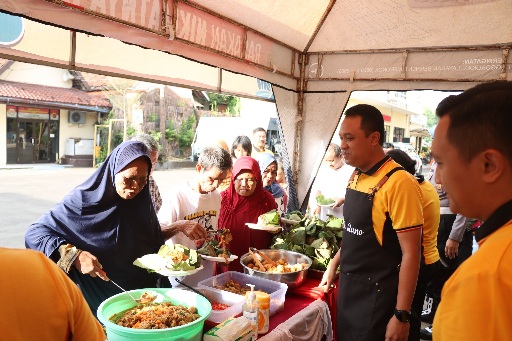 Jumat Berkah, Polres Cirebon Kota Sarapan Bareng Masyarakat Sekitar