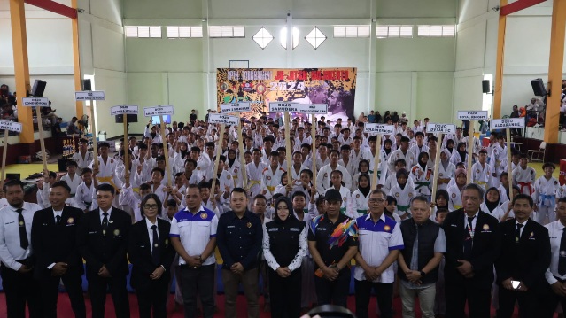 Hadiri Open Turnamen Ju-Jitsu Piala Bupati Se-Jatim, Bupati Ikfina Ajak Peserta Junjung Sportivitas