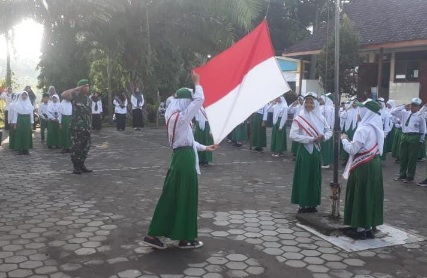 Babinsa Koramil 0815/16 Pacet Ajarkan Disiplin Siswa MI Miftahul Ulum