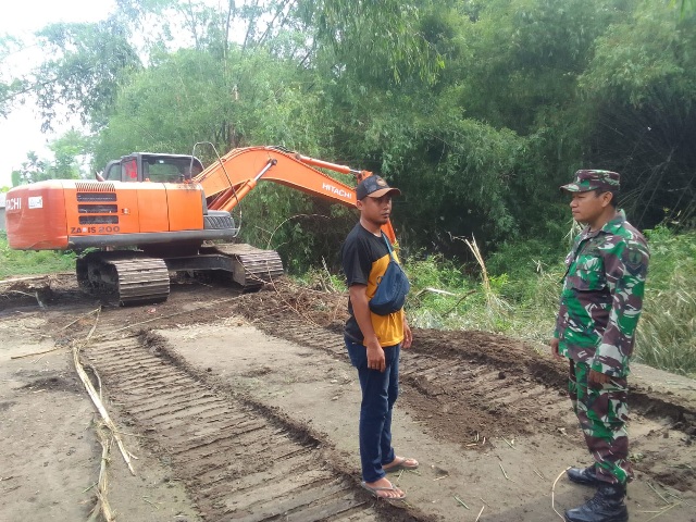 Minimalisir Banjir, Babinsa Dampingi Dinas PUPR Normalisasi Sungai Sadar