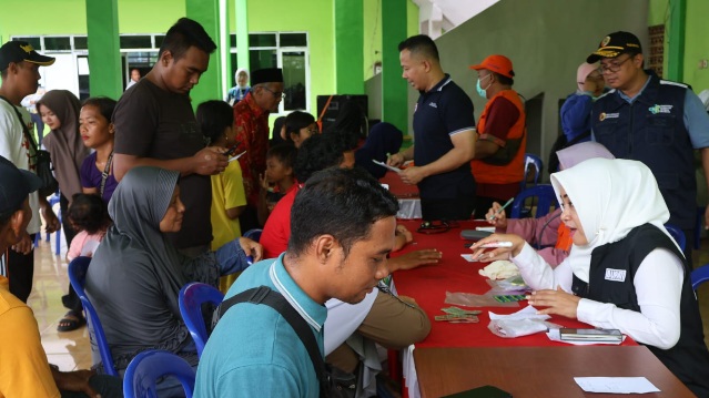 Beri Pelayanan Kesehatan Bagi Warga Terdampak Banjir, Bupati Ikfina Gelar Posko Kesehatan Darurat