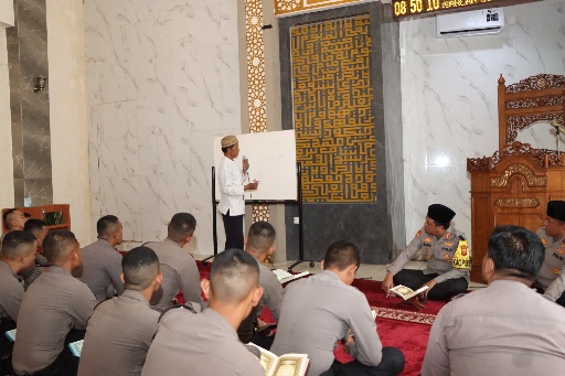 Tingkatkan Imtak Personil Selama Bulan Ramadhan, Polres Cirebon Kota Belajar Ngaji Bersama