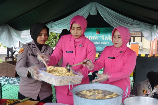 Dapur Takjil Polresta Cirebon Patroli Kamtibmas Sambil Berbagi