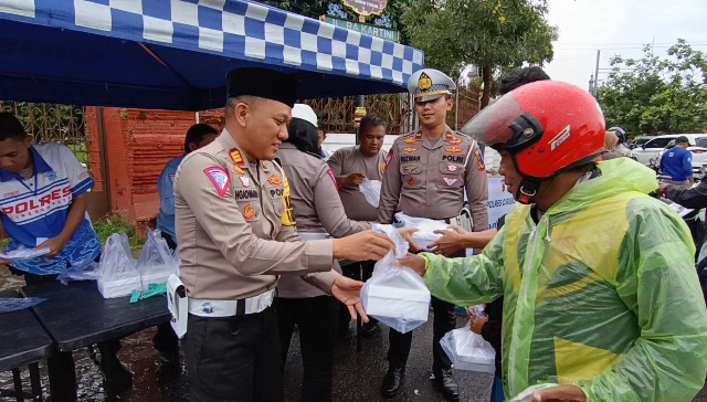 Jelang Buka Puasa, Satlantas Polres Cirebon Kota Bagi-bagi Takjil dan Nasi Kotak