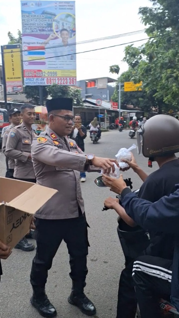 Polsek Kesambi Bagikan Ratusan Takjil Jelang Buka Puasa Kepada Masyarakat