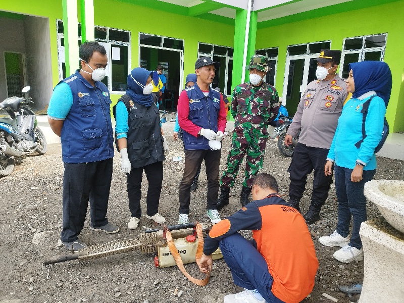 Cegah DBD Paska Banjir, Koramil Pungging & UPT PKM Watukenongo Lakukan Fogging