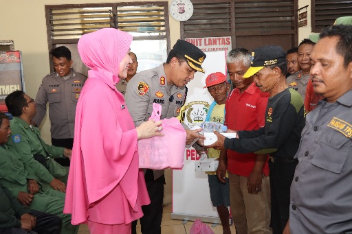 Bersama Ketua Bhayangkari Cabang, Kapolres Cirebon Kota Berbagi Baksos dan Takjil Kepada Masyarakat