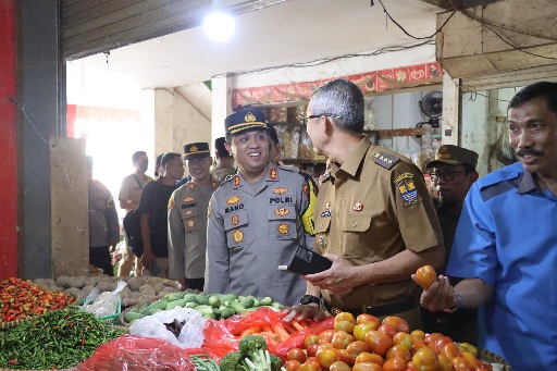 Bersama Forkopimda, Kapolres Cirebon Kota Tinjau Harga Kebutuhan Bahan Pokok di Pasar Jagasatru