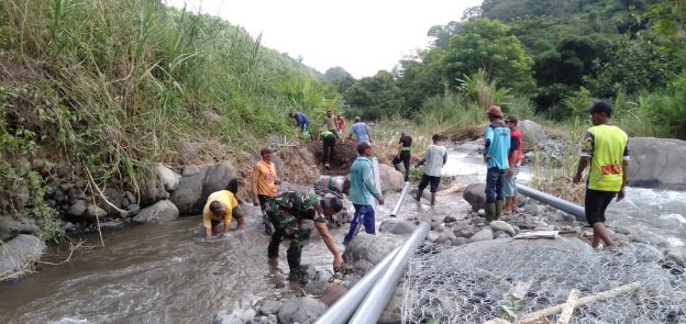 Pasca Banjir, Babinsa Koramil Jatirejo Bareng Perangkat Desa & Warga Perbaiki Pipa Saluran Air