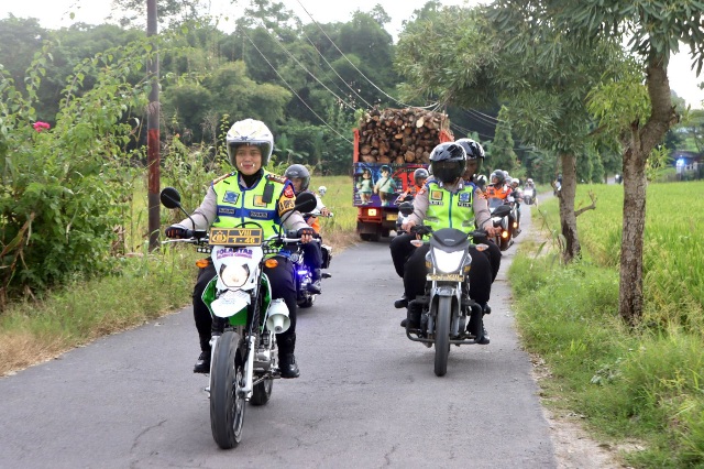 Kapolresta Cirebon Patroli Roda Dua dan Beri Bantuan PJU di Dua Desa