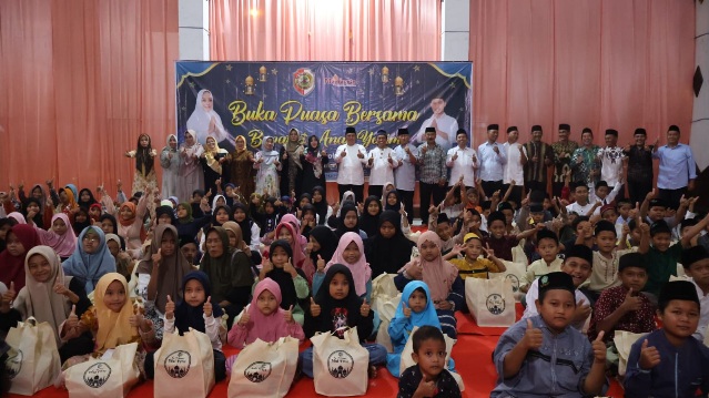 Berbagi Berkah Ramadan, Bupati Ikfina Beri Santunan Dan Berbuka Puasa Bersama Anak Yatim Trowulan