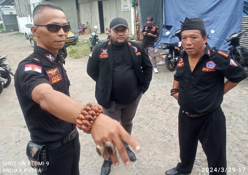 Manfaatkan Momen Ramadhan 1445 H, Ormas BPPKB Banten DPRT Kenanga Bagi-Bagi Takjil Ke Pengguna Jalan