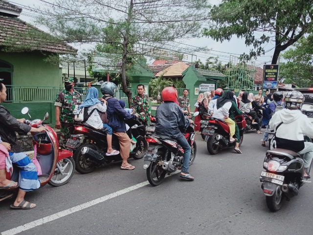 Kolaborasi Koramil 0815/13 & SMAN 1 Kutorejo Berbagi Takjil