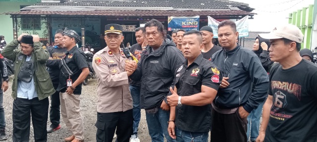 LSM PANDAWA 16 SUKABUMI RAYA..BERBAGI TAKJIL DI MONUMEN PALAGAN BOJONG KOKOSAN PARUNGKUDA