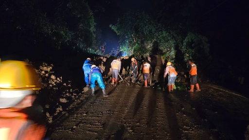 Akibat Longsor di Bojong kokosan / Monumen Palagan Jalur Provinsi Terputus