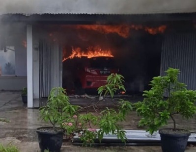 Sijago Merah Lalap Rumah Dan Satu Unit Mobil JAZZ