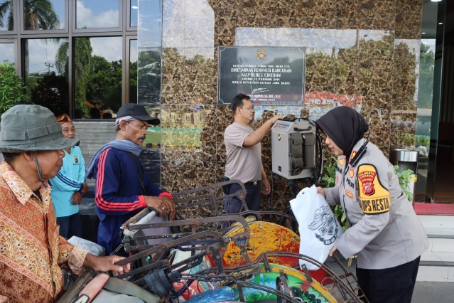 Polresta Cirebon dan HDCI Salurkan Ratusan Paket Bantuan Sembako kepada Masyarakat