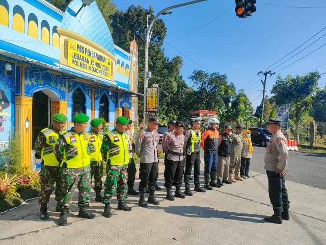 Pantau Aktifitas Mudik, Personel Koramil Jajaran Kodim 0815/Mojokerto Lakukan Pengamanan