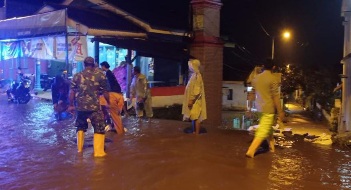 Tanggul Irigasi Jebol, Babinsa Pacet Reaksi Cepat Turun Ke Lokasi