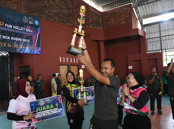 Seru Jalannya Pertandingan Eksibisi Fun Volley Ball & Final Ranting Persit Cabang Kodim Mojokerto