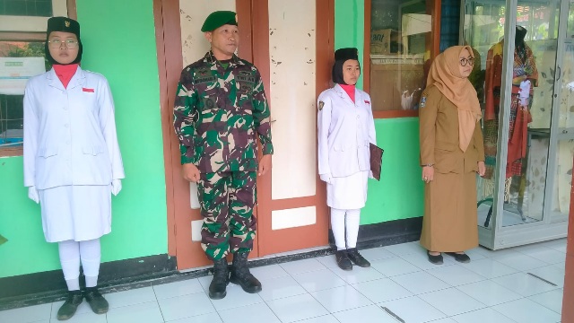 Upacara Bendera, Danramil 0815/03 Berikan Motivasi Pelajar SMKN 1 Sooko