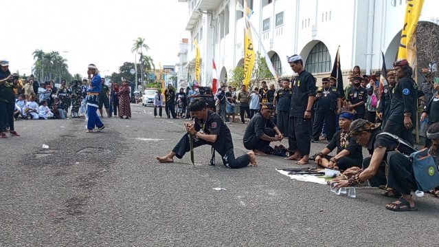 Menjerit Histeris Menyaksikan Pertunjukan Seni Debus Padepokan Jejer Djati Saat Perpom Acara milad IPSI Depan Gedung BAT Kota Cirebon