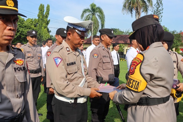 Kapolresta Cirebon Berikan Penghargaan Kepada Puluhan Personel Polresta Cirebon Berprestasi