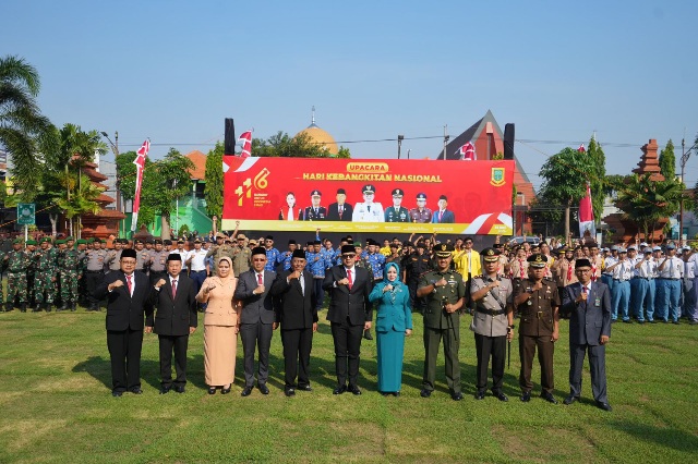 Pj. Wali Kota Mojokerto Serahkan Penghargaan Pada Peringatan Harkitnas 2024