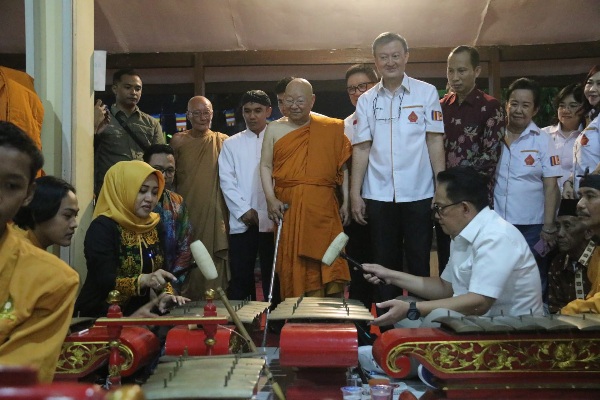 Hadiri Peringatan Hari Trisuci Waisak 2568 TB, Bupati Ikfina Ajak Wujudkan Kerukunan Antar Sesama