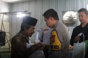 AKBP Tony Prasetyo, Kapolres Sukabumi Polda Jabar, saat menyerahkan bansos kepada masyarakat