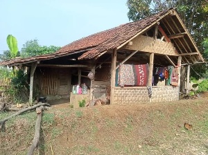 Miris sekali di era milenial Rumah warga di surade bekas kandang sapi