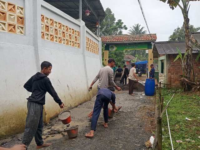 Pengecoran jalan yayasan Baetel al Anshar kecamatan Kalapa Nunggal Sukabumi