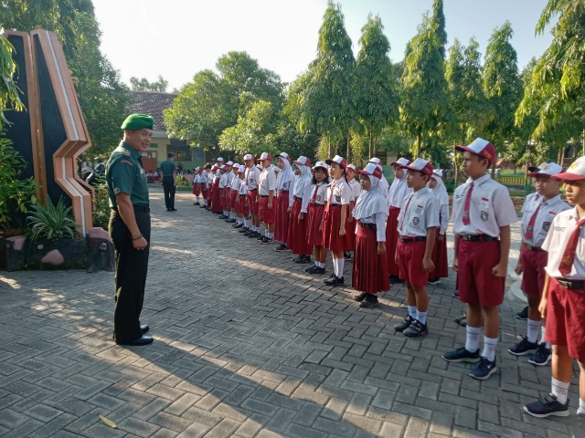 Bati Tuud Koramil 0815/07 Jetis Bekali Wasbang Pelajar SDN Mojorejo 1