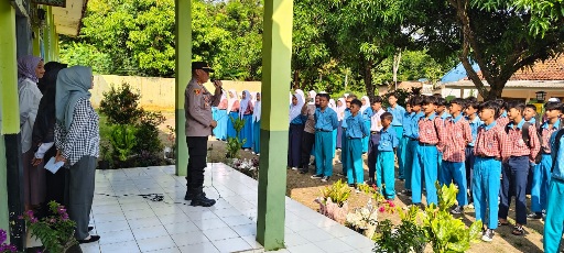 Bentuk Kepedulian Kepada Generasi Muda, Kapolsek Talun Berikan Binluh Kepada SMPN 1 SATAP